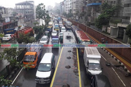 টানা বৃষ্টিতে যানজটে নাকাল নগরবাসী