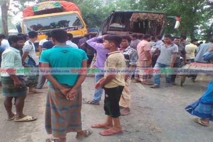 চিরিরবন্দরে সড়ক দুর্ঘটনায় আহত ৭