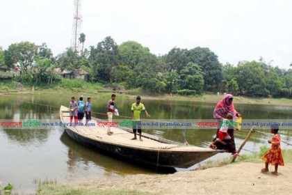 জীবনের ঝুঁকি নিয়ে দড়ি টেনে নদী পরাপার