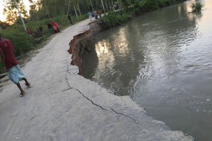 টাঙ্গাইলে ঝিনাই নদীতে ভাঙন, হুমকির মুখে সড়ক ও ফসলী জমি
