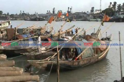 ভরা মৌসুমেও মেঘনায় মিলছে না রুপালি ইলিশ
