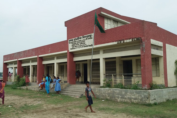 সরকারি বিদ্যালয়ে এক শিক্ষকেই চলছে পাঠদান!