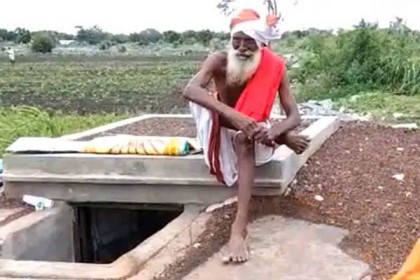 নিজেই নিজের কবর খনন করলেন ৭০ বছরের বৃদ্ধ!