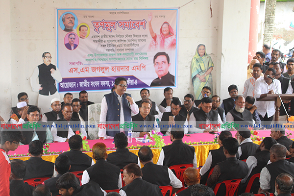 নেতাকর্মীদের মাঝে মুজিব কোট বিতরণ করলেন জগলুল 