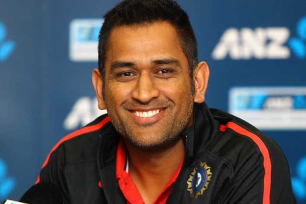 ব্যাটে রান নেই, তবু জনপ্রিয়তা কমেনি ধোনির 