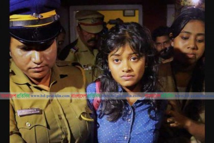 মুসলিম তরুণীর আকুতি ‘আমায় একটু একা থাকতে দিন’