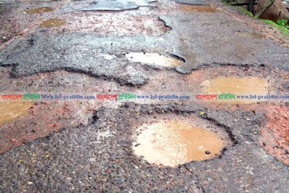কলাপাড়ায় ৩৪ কিলোমিটার সড়কের বেহাল দশা
