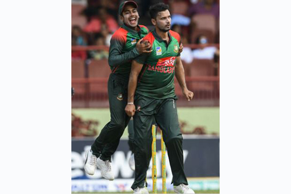 ক্যারিবীয় শিবিরে শুরুতেই মাশরাফির হানা

