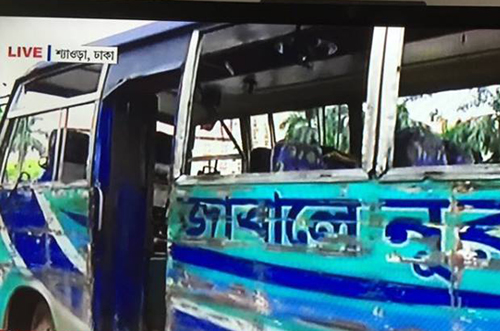 রাস্তার পাশে দাঁড়িয়ে থাকা শিক্ষার্থীদের উপরে উঠে গেল বাস, নিহত ২