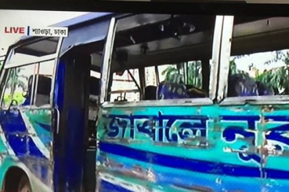 রাস্তার পাশে দাঁড়িয়ে থাকা শিক্ষার্থীদের উপরে উঠে গেল বাস, নিহত ২