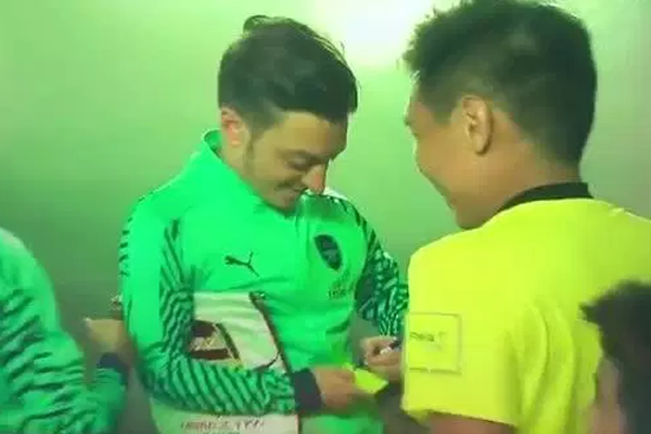 রেফারির হলুদ কার্ডে অটোগ্রাফ দিলেন ওজিল