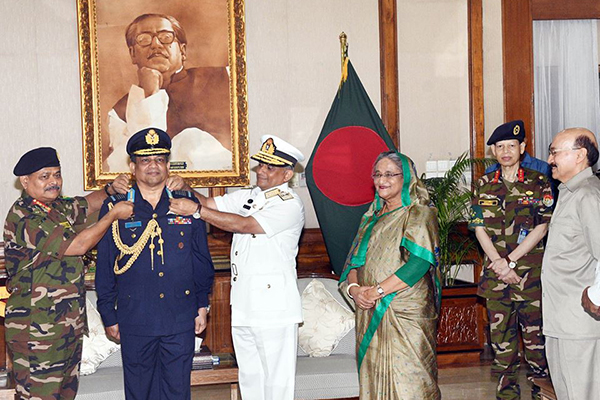 বিমান বাহিনী প্রধানকে এয়ার চিফ মার্শাল ব্যাজ প্রদান