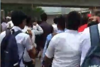 বিমানবন্দর সড়কে শিক্ষার্থীদের প্রতিবাদ কর্মসূচিতে পুলিশ বাধা
