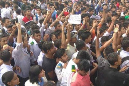 এবার রেললাইনে শিক্ষার্থীদের অবরোধ, ঢাকার সঙ্গে যোগাযোগ বন্ধ

