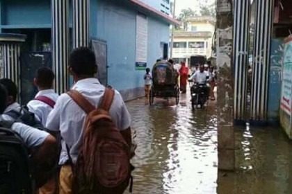 নাটোরে সড়ক অবরোধ করে শিক্ষার্থী ও অভিভাবকদের বিক্ষোভ
