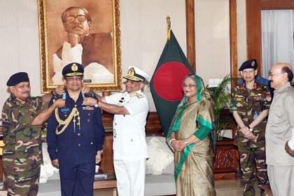 বিমান বাহিনী প্রধানকে এয়ার চিফ মার্শাল ব্যাজ প্রদান