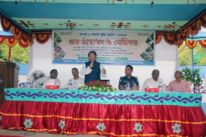চাঁপাইনবাবগঞ্জে সপ্তাহব্যাপী ফলদ ও বনজ বৃক্ষ মেলার উদ্বোধন
