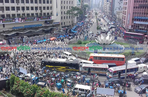 রাজধানীর শাপলা চত্বরে নটর ডেম ছাত্রদের অবরোধ
