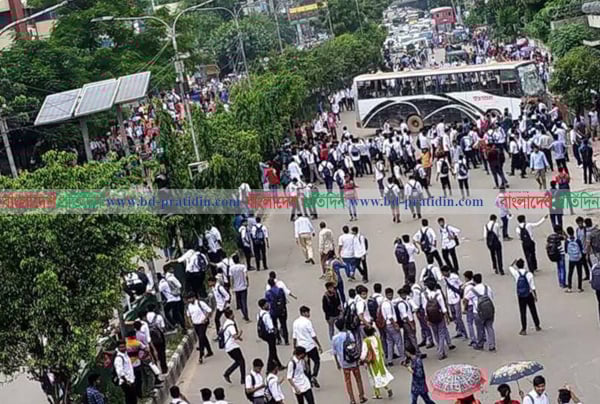 রাজধানীর বিভিন্ন সড়কে শিক্ষার্থীদের অবস্থান