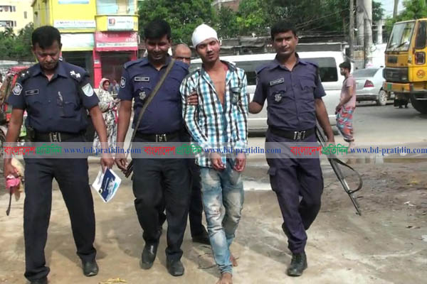 ধর্ষণে ব্যর্থ হয়ে স্কুলছাত্রীকে কুপিয়ে জখম, বখাটে আটক
