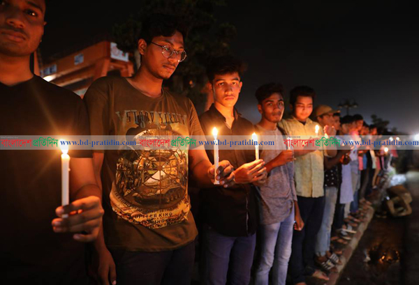 বিমানবন্দরের সামনে মোমবাতি জ্বালিয়ে শিক্ষার্থীদের মানববন্ধন