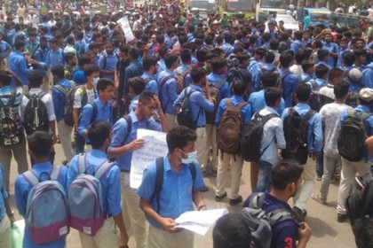 ফার্মগেটে শিক্ষার্থীদের সড়ক অবরোধ, যানচলাচল বন্ধ