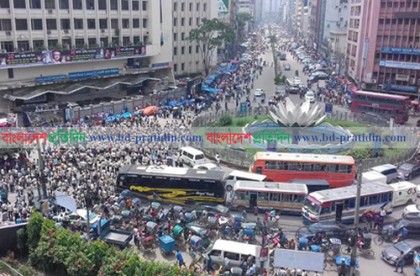 রাজধানীর শাপলা চত্বরে নটর ডেম ছাত্রদের অবরোধ