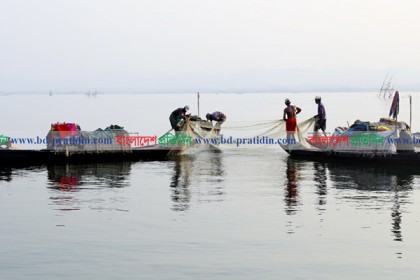 কাপ্তাই হ্রদে মাছ ধরার নিষেধাজ্ঞা প্রত্যাহার

