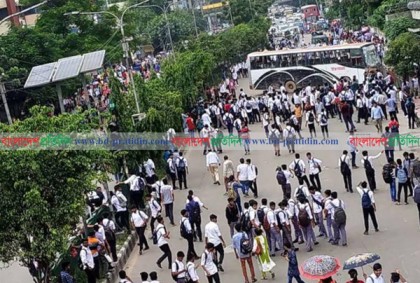 রাজধানীর বিভিন্ন সড়কে শিক্ষার্থীদের অবস্থান