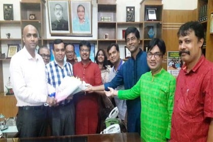 
শিল্পকলা একাডেমির কমিটিকে বরণ করলেন চট্টগ্রাম জেলা প্রশাসক