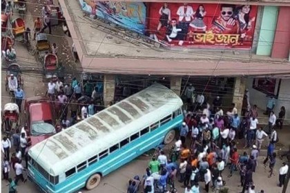 এবার বাস ঢুকে গেল সিনেমা হলে, রিকশা ভেঙে চুরমার