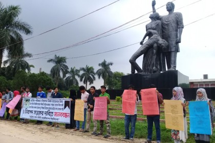 নিরাপদ সড়কের দাবিতে জাবিতে মানববন্ধন 

