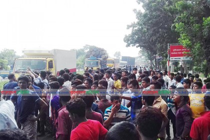 এবার কুমিল্লায় দুই ছাত্রীকে চাপা দিল ট্রাক, নিহত ১