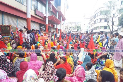 আশুলিয়ায় বকেয়া বেতনের দাবিতে শ্রমিকদের বিক্ষোভ