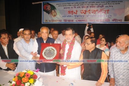 শেখ হাসিনাকে চট্টগ্রামের ৭টি আসন উপহার দেব: মোশাররফ
