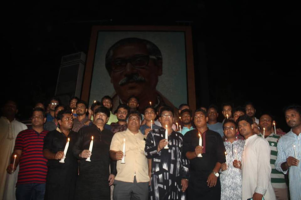 আগস্টের প্রথম প্রহরে ইবি ছাত্রলীগের মোমবাতি প্রজ্জ্বলন   