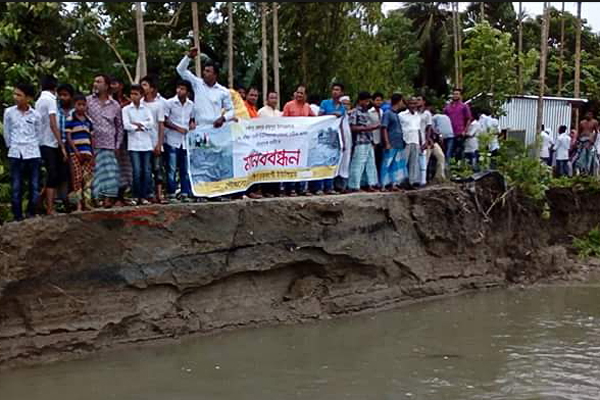 রায়পুরে মেঘনার ভাঙন ঠেকাতে মানববন্ধন
