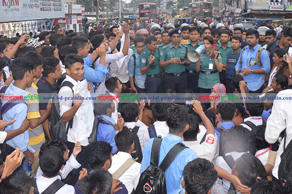 বরিশালে শিক্ষার্থীদের মানববন্ধন, মহাসড়ক অবরোধ