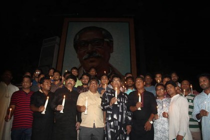 আগস্টের প্রথম প্রহরে ইবি ছাত্রলীগের মোমবাতি প্রজ্জ্বলন   