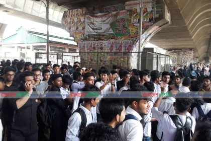সায়দাবাদ ফ্লাইওভারের নিচে শিক্ষার্থীদের অবস্থান