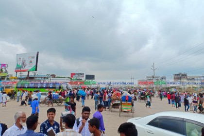 সাইনবোর্ডে এবার শ্রমিকদের অবরোধ, ঢাকা-চট্টগ্রাম মহাসড়ক বন্ধ
