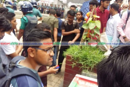 শাহবাগে জড়ো হচ্ছেন শিক্ষার্থীরা