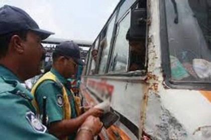 সিরাজগঞ্জে অবৈধ যানবাহনের বিরুদ্ধে অভিযান 