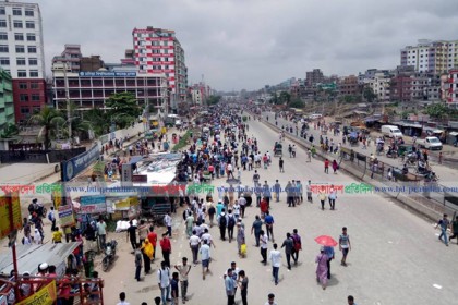 বাসশূন্য রাজপথ অনেকটাই 'খা খা' 