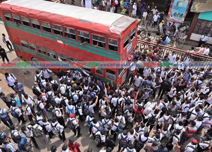 বিকেলে শিক্ষার্থীদের সংবাদ সম্মেলন