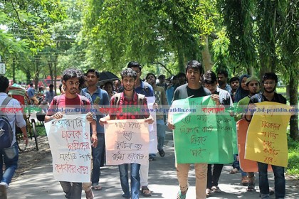 নিরাপদ সড়কের দাবিতে শাবি শিক্ষার্থীদের বিক্ষোভ