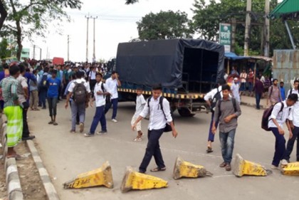 শিক্ষার্থীদের লাইসেন্স পরীক্ষায় ছাড় পাচ্ছে না পুলিশের গাড়িও 