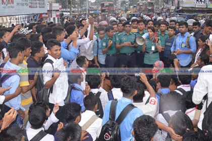 বরিশালে শিক্ষার্থীদের মানববন্ধন, মহাসড়ক অবরোধ