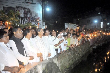 বরিশালে বঙ্গবন্ধুর প্রতিকৃতিতে শ্রদ্ধা নিবেদন

