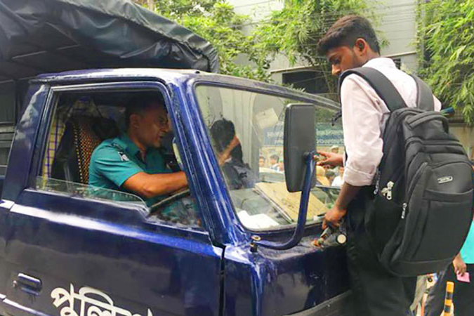 লাইসেন্স না পেয়ে পুলিশের গাড়ি আটকে দেয়ার সেই ছবি ভাইরাল